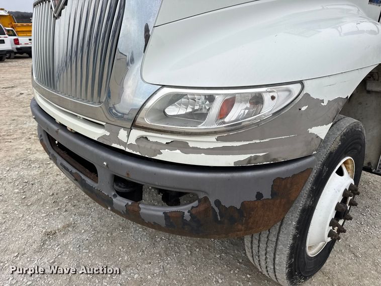 image for item DW6738 2010 International 4300 truck cab and chassis