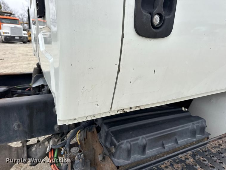 image for item DW6738 2010 International 4300 truck cab and chassis