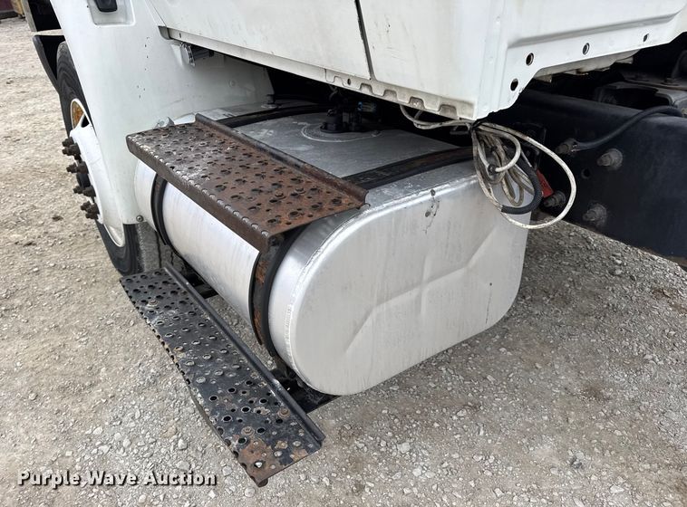 image for item DW6738 2010 International 4300 truck cab and chassis