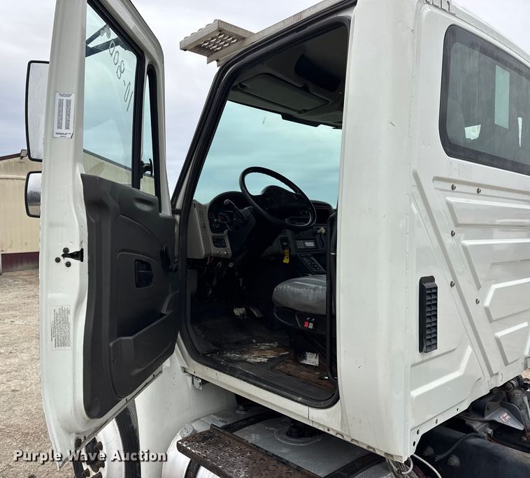 image for item DW6738 2010 International 4300 truck cab and chassis