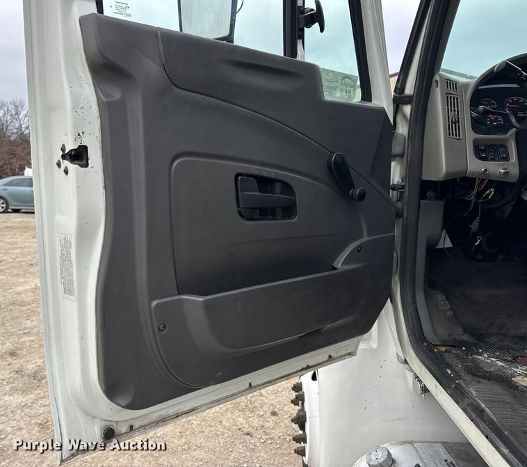 image for item DW6738 2010 International 4300 truck cab and chassis