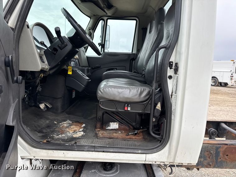 image for item DW6738 2010 International 4300 truck cab and chassis