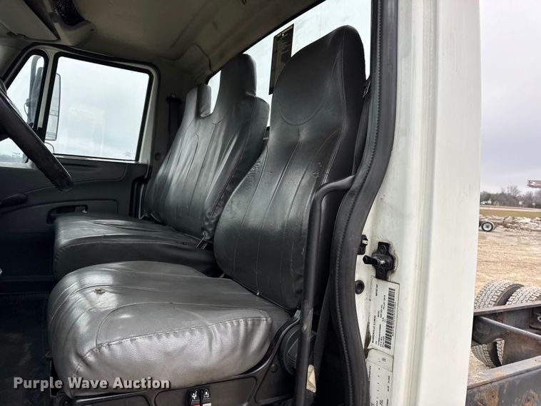 image for item DW6738 2010 International 4300 truck cab and chassis