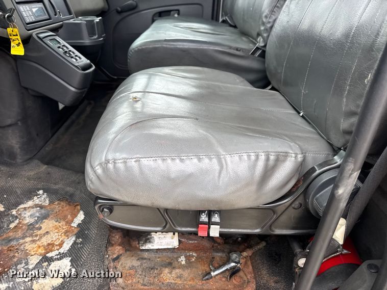 image for item DW6738 2010 International 4300 truck cab and chassis