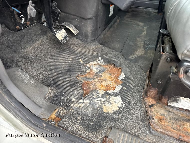 image for item DW6738 2010 International 4300 truck cab and chassis