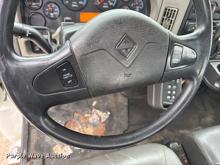 image for item DW6738 2010 International 4300 truck cab and chassis