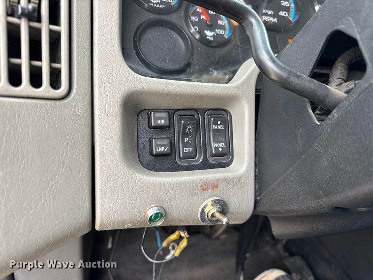 image for item DW6738 2010 International 4300 truck cab and chassis