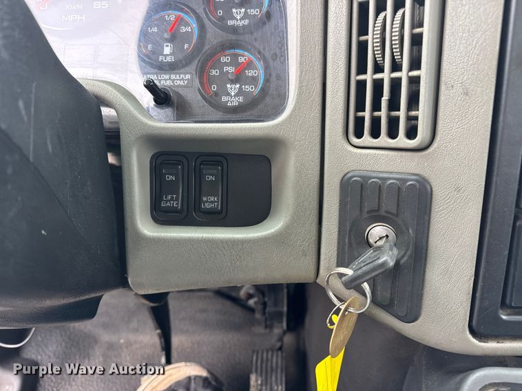 image for item DW6738 2010 International 4300 truck cab and chassis