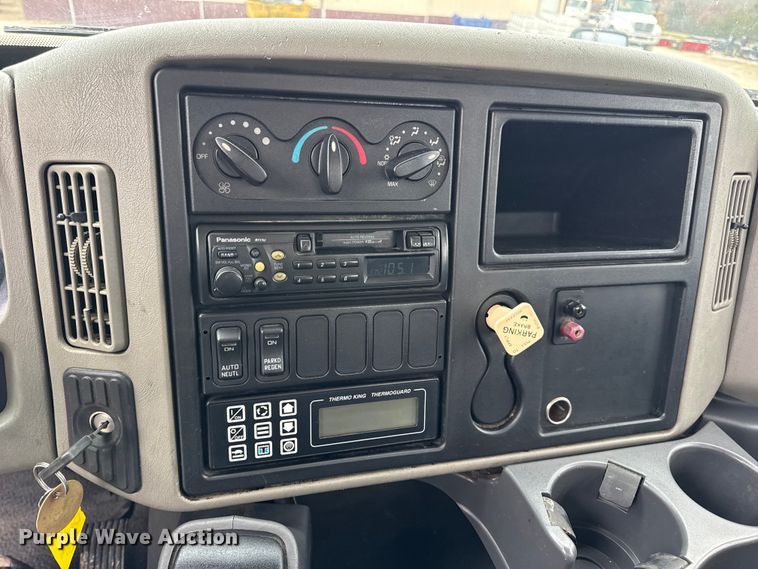 image for item DW6738 2010 International 4300 truck cab and chassis