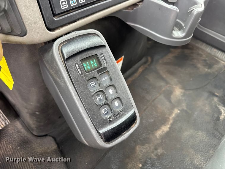 image for item DW6738 2010 International 4300 truck cab and chassis