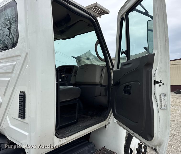 image for item DW6738 2010 International 4300 truck cab and chassis