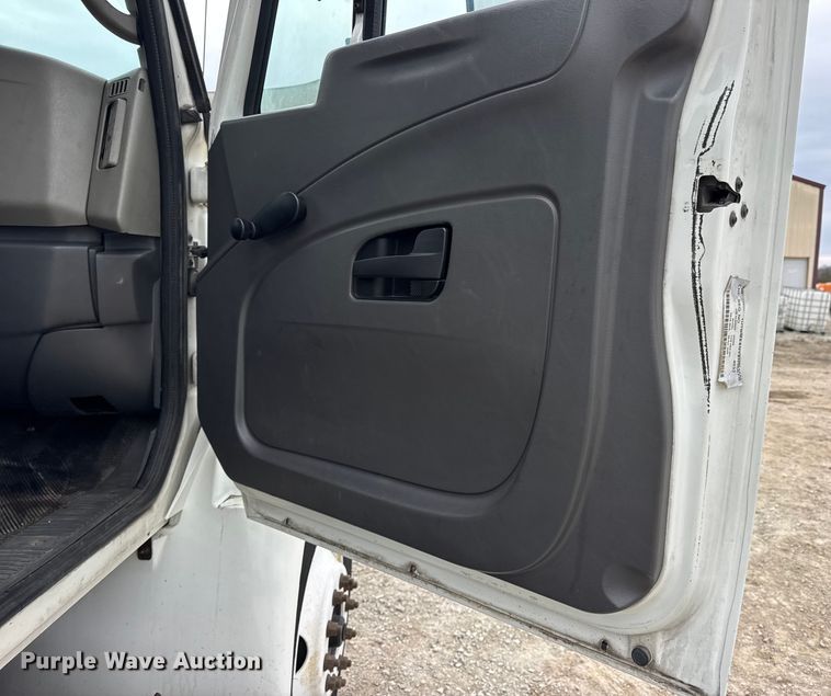 image for item DW6738 2010 International 4300 truck cab and chassis