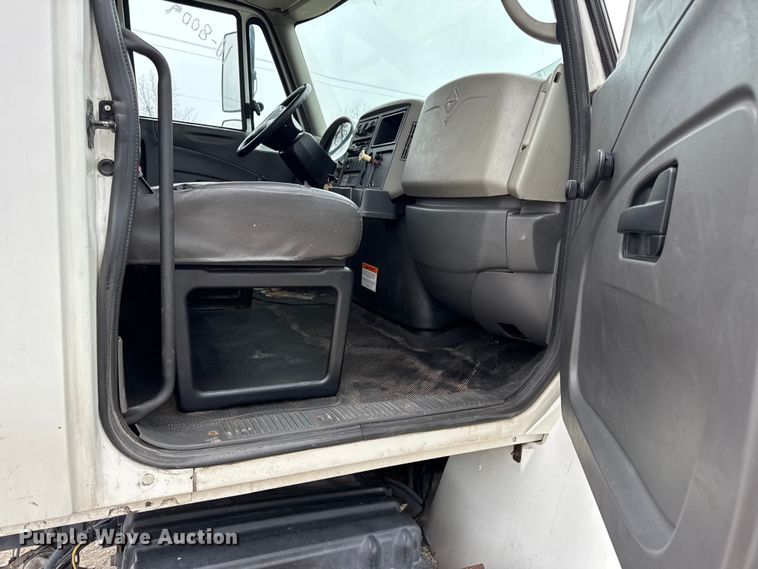 image for item DW6738 2010 International 4300 truck cab and chassis