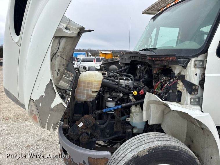 image for item DW6738 2010 International 4300 truck cab and chassis