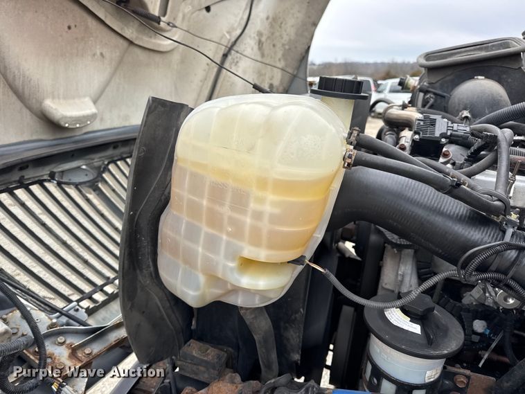 image for item DW6738 2010 International 4300 truck cab and chassis