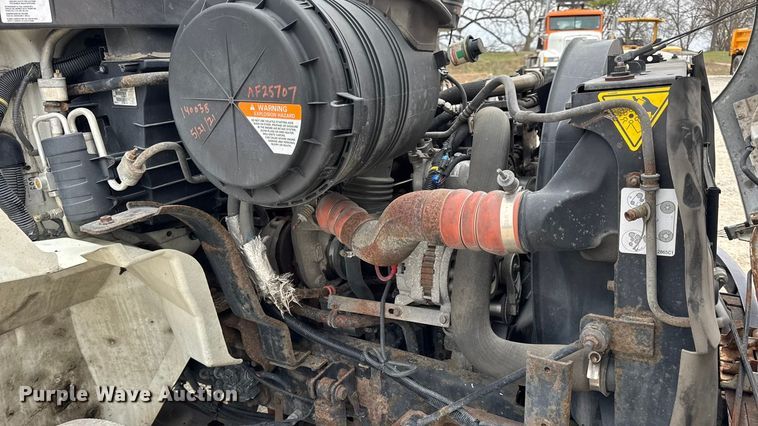 image for item DW6738 2010 International 4300 truck cab and chassis