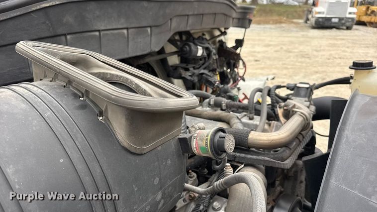 image for item DW6738 2010 International 4300 truck cab and chassis