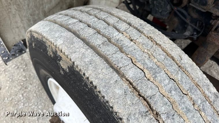 image for item DW6738 2010 International 4300 truck cab and chassis