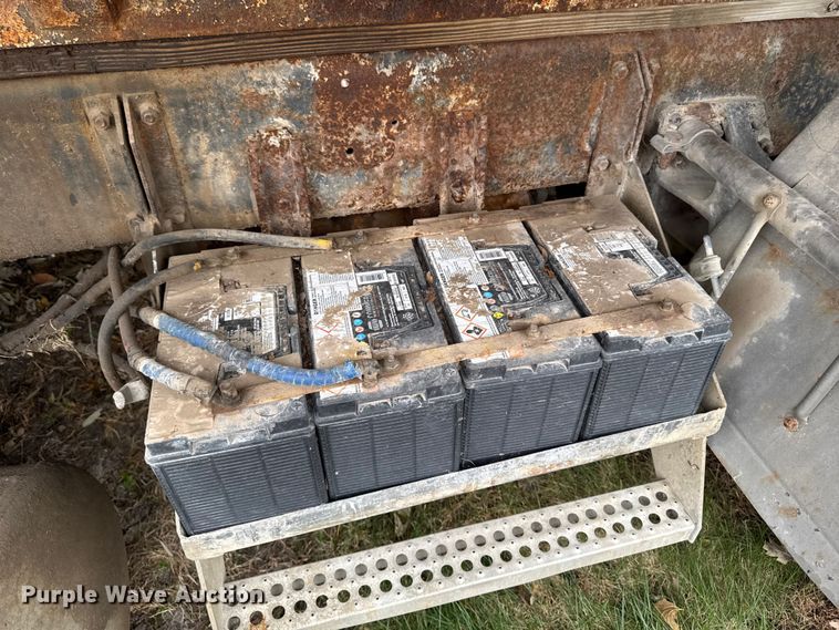 image for item EA2122 1988 Freightliner Conventional FLC fertilizer delivery truck