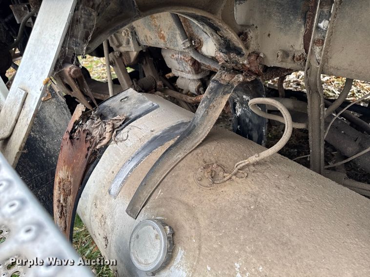 image for item EA2122 1988 Freightliner Conventional FLC fertilizer delivery truck