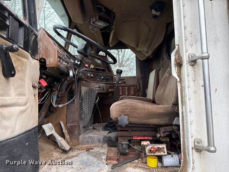 image for item EA2122 1988 Freightliner Conventional FLC fertilizer delivery truck