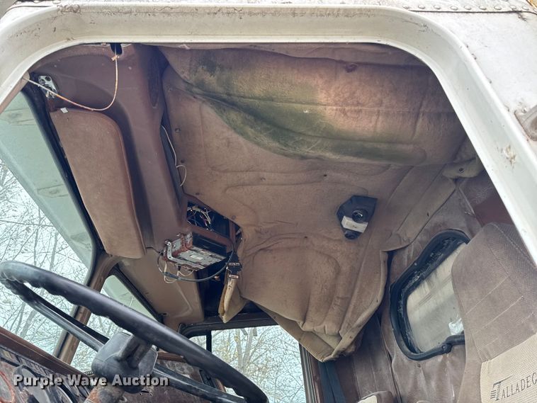 image for item EA2122 1988 Freightliner Conventional FLC fertilizer delivery truck