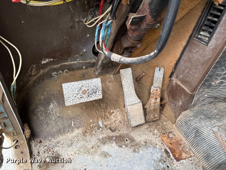 image for item EA2122 1988 Freightliner Conventional FLC fertilizer delivery truck