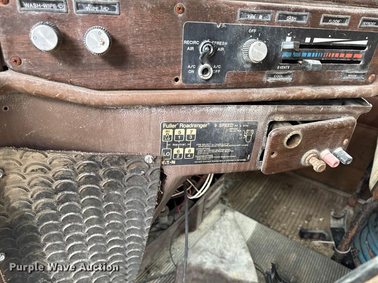 image for item EA2122 1988 Freightliner Conventional FLC fertilizer delivery truck