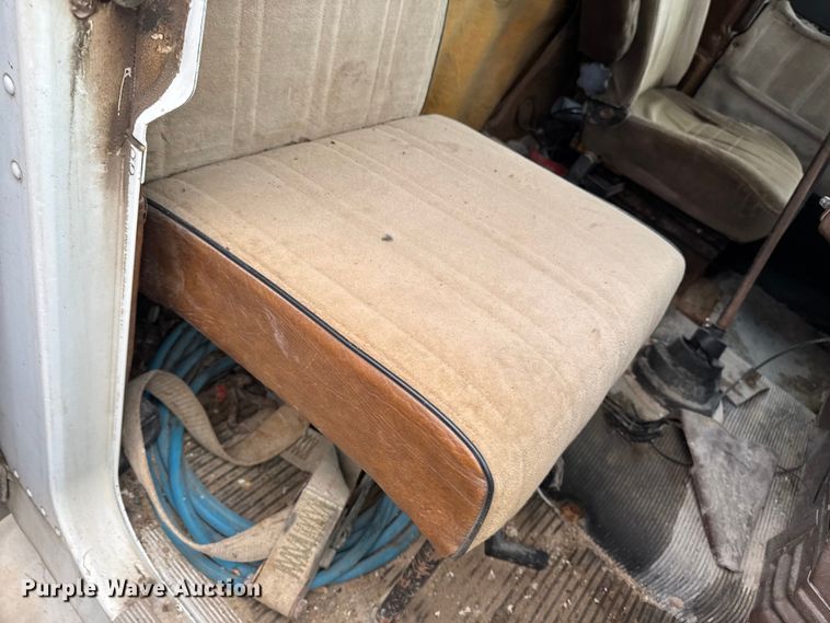 image for item EA2122 1988 Freightliner Conventional FLC fertilizer delivery truck