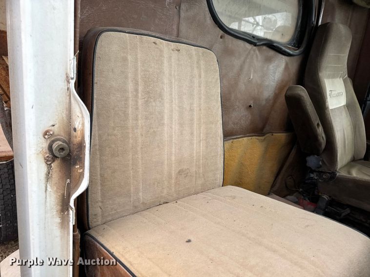 image for item EA2122 1988 Freightliner Conventional FLC fertilizer delivery truck