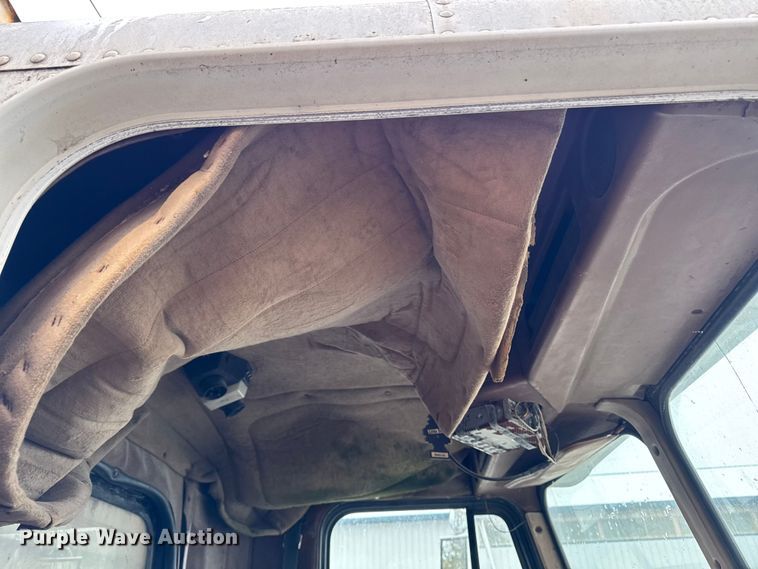 image for item EA2122 1988 Freightliner Conventional FLC fertilizer delivery truck