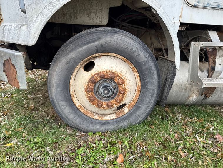 image for item EA2122 1988 Freightliner Conventional FLC fertilizer delivery truck