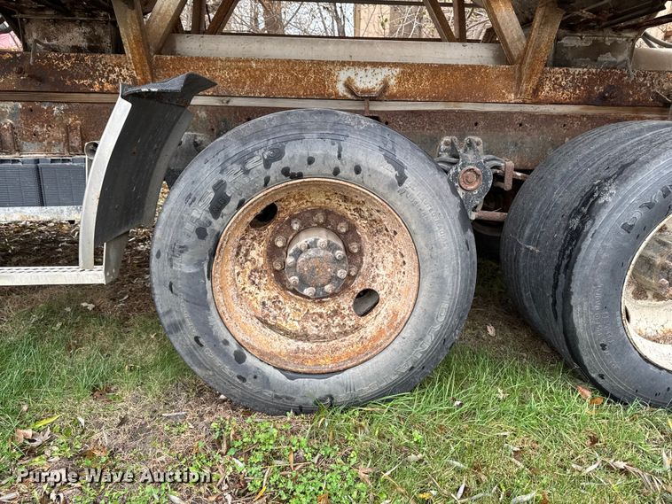 image for item EA2122 1988 Freightliner Conventional FLC fertilizer delivery truck