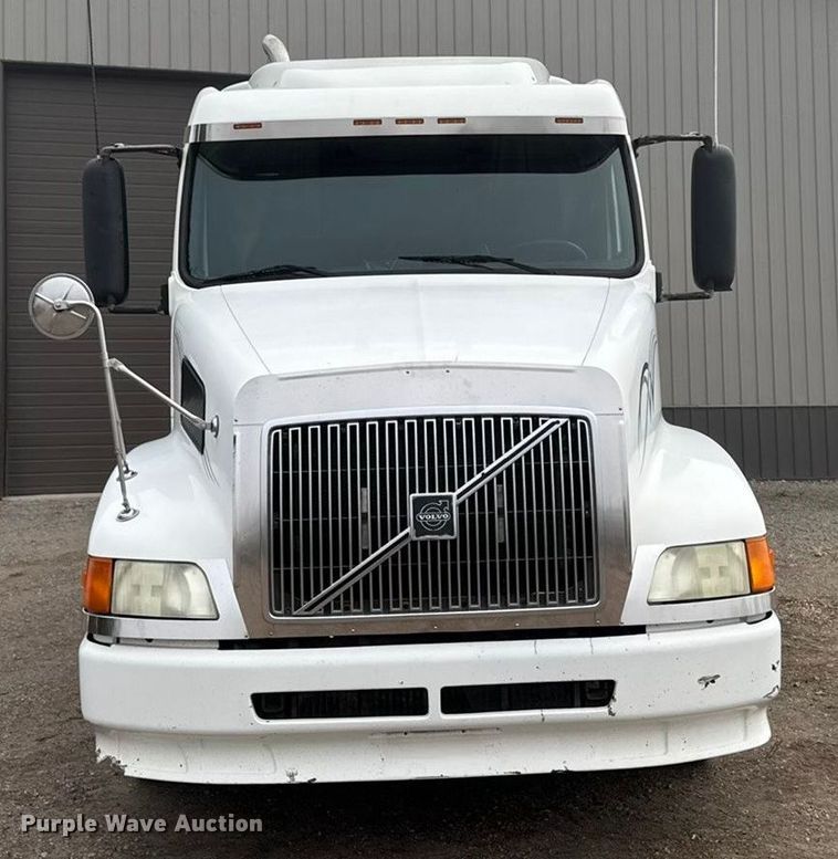 image for item EA2233 2002 Volvo VNL semi truck