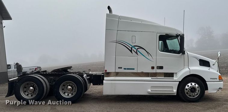 image for item EA2233 2002 Volvo VNL semi truck