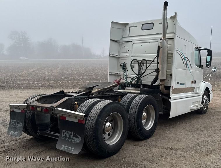 image for item EA2233 2002 Volvo VNL semi truck