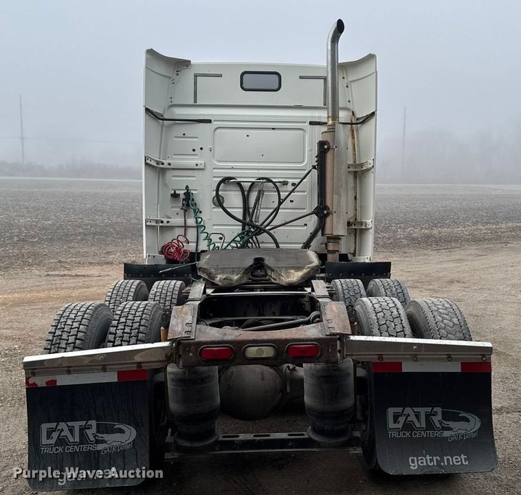 image for item EA2233 2002 Volvo VNL semi truck