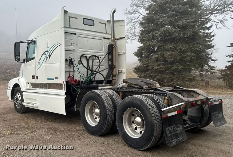 image for item EA2233 2002 Volvo VNL semi truck