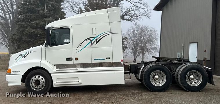 image for item EA2233 2002 Volvo VNL semi truck