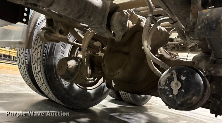 image for item EA2233 2002 Volvo VNL semi truck