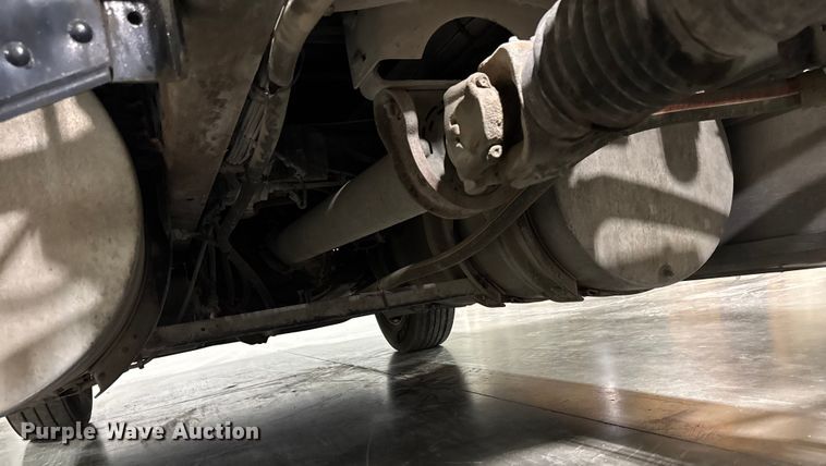 image for item EA2233 2002 Volvo VNL semi truck