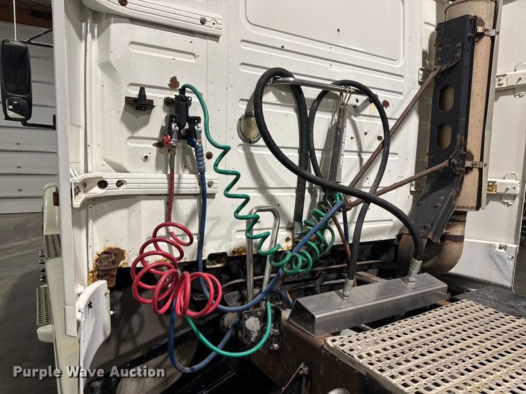 image for item EA2233 2002 Volvo VNL semi truck