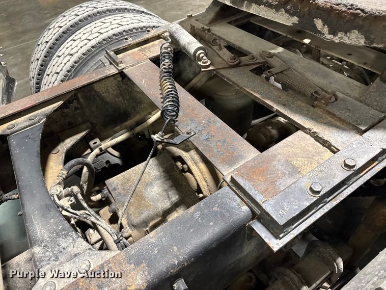 image for item EA2233 2002 Volvo VNL semi truck