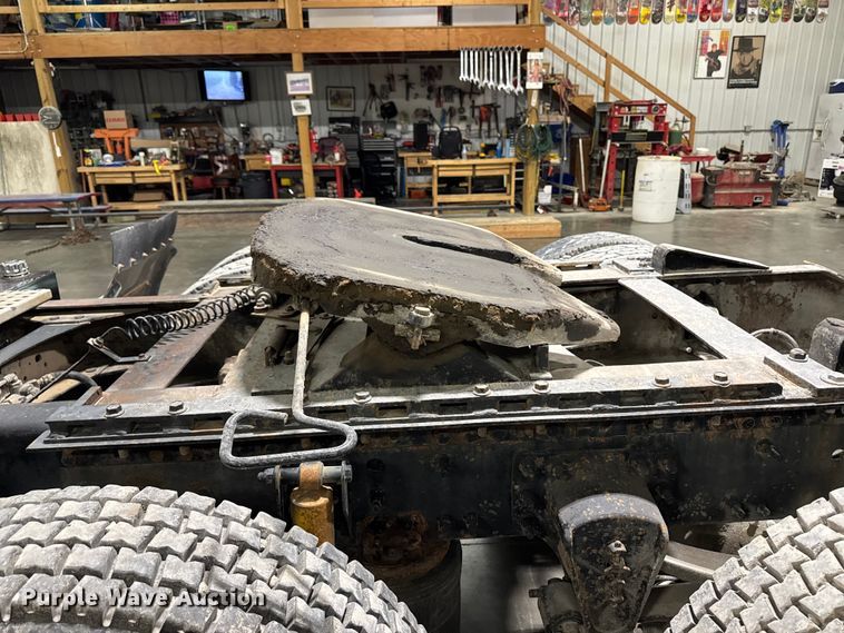 image for item EA2233 2002 Volvo VNL semi truck