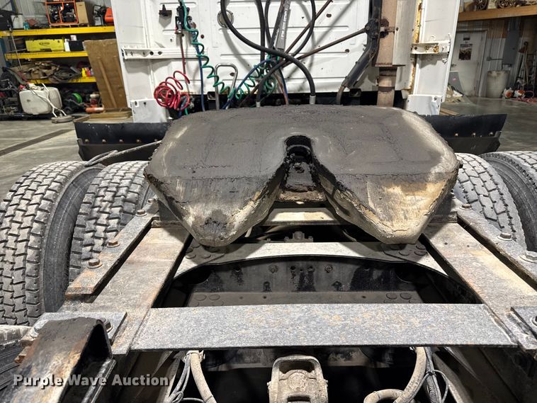 image for item EA2233 2002 Volvo VNL semi truck