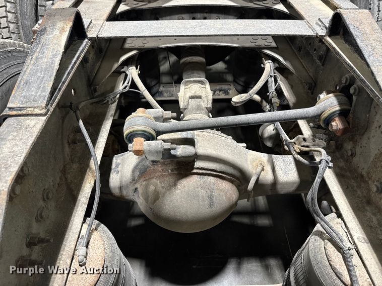 image for item EA2233 2002 Volvo VNL semi truck