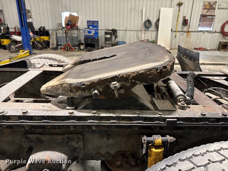 image for item EA2233 2002 Volvo VNL semi truck