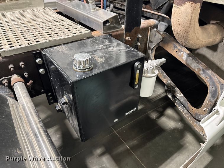 image for item EA2233 2002 Volvo VNL semi truck