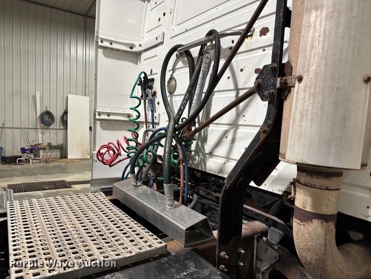 image for item EA2233 2002 Volvo VNL semi truck