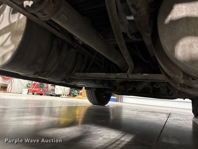 image for item EA2233 2002 Volvo VNL semi truck